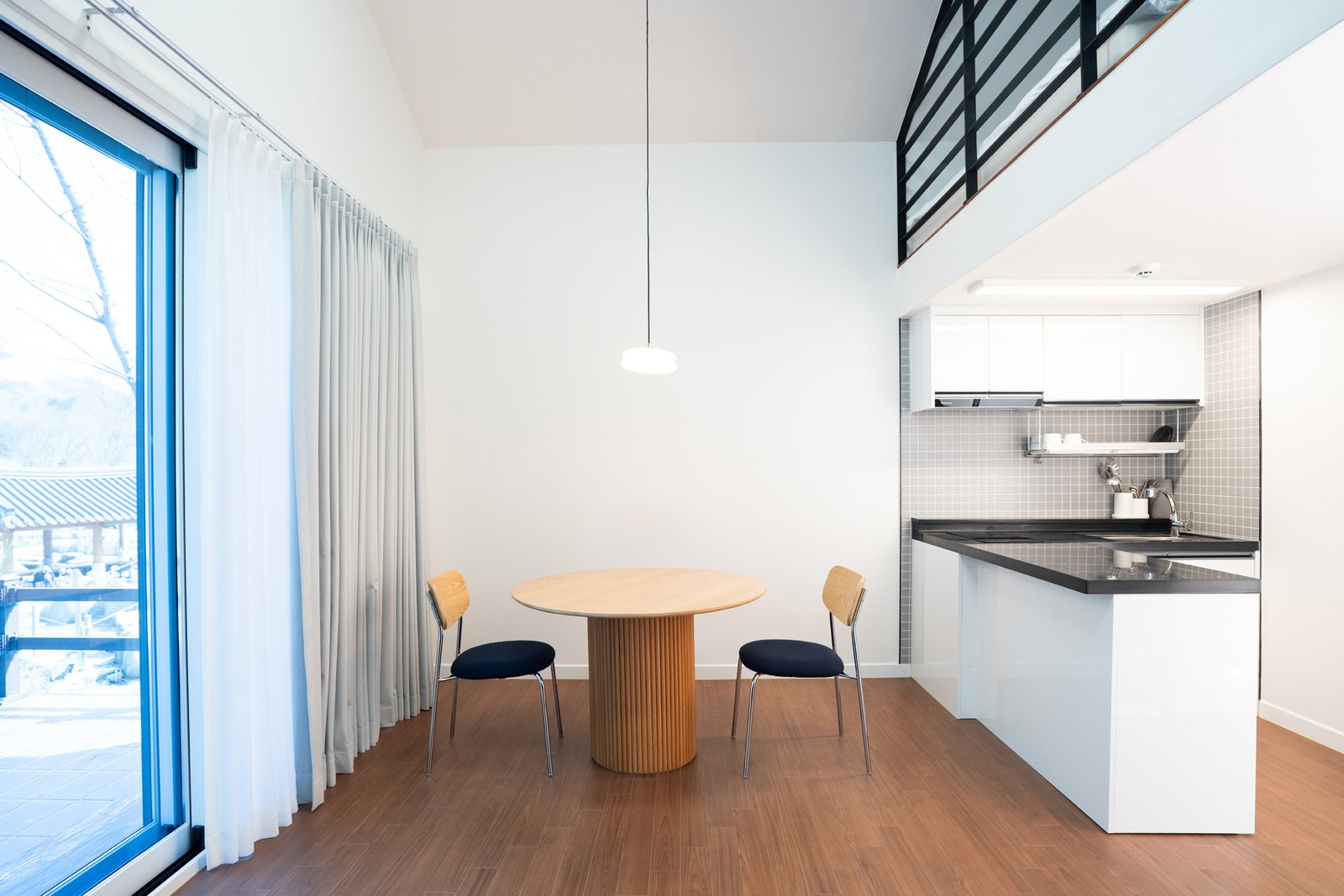 A동 식탁과 주방 전경