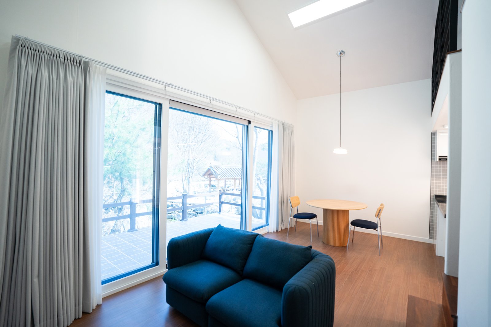 A동 거실 소파와 창