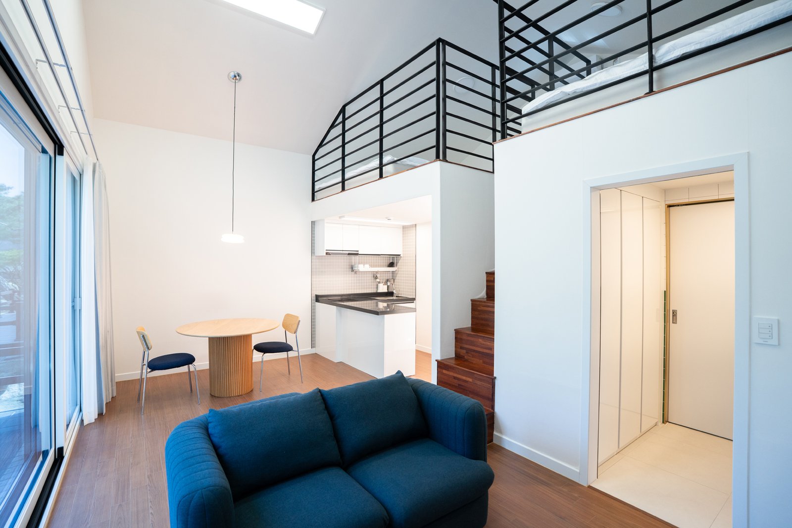 펜션 내부 거실 인테리어