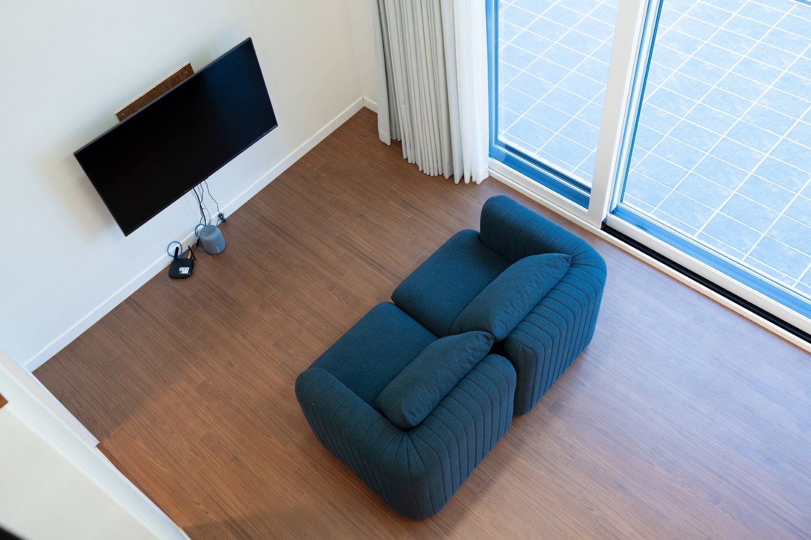 A동 소파와 TV 위에서 내려다본 모습