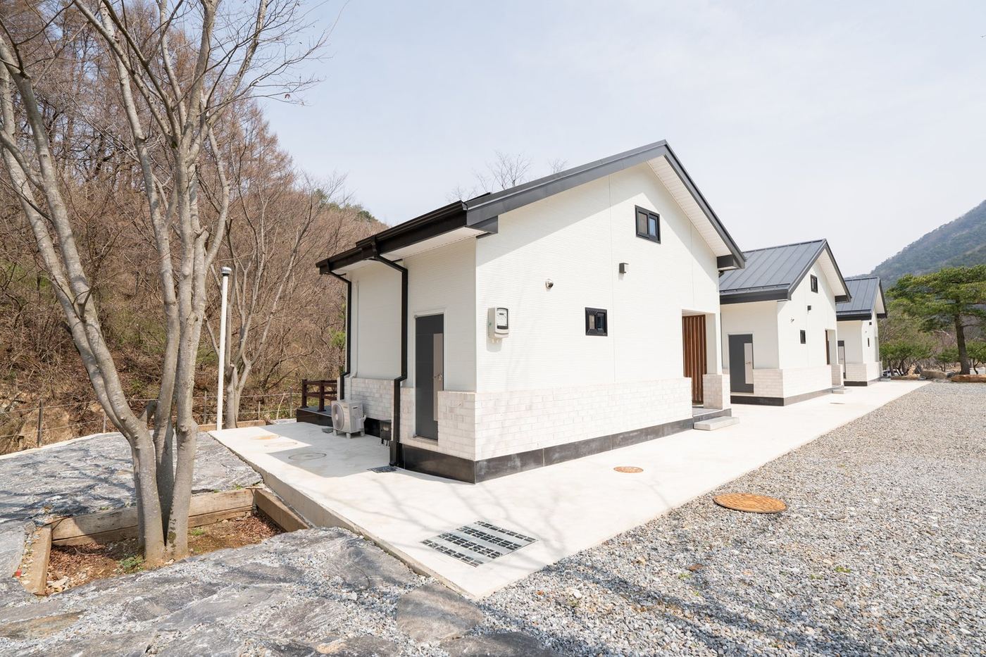 A동 건물과 펜션 전경