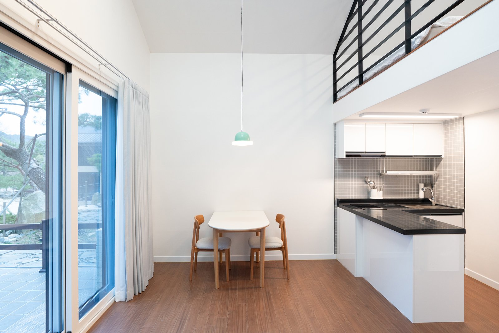 B동 식탁과 주방 전경