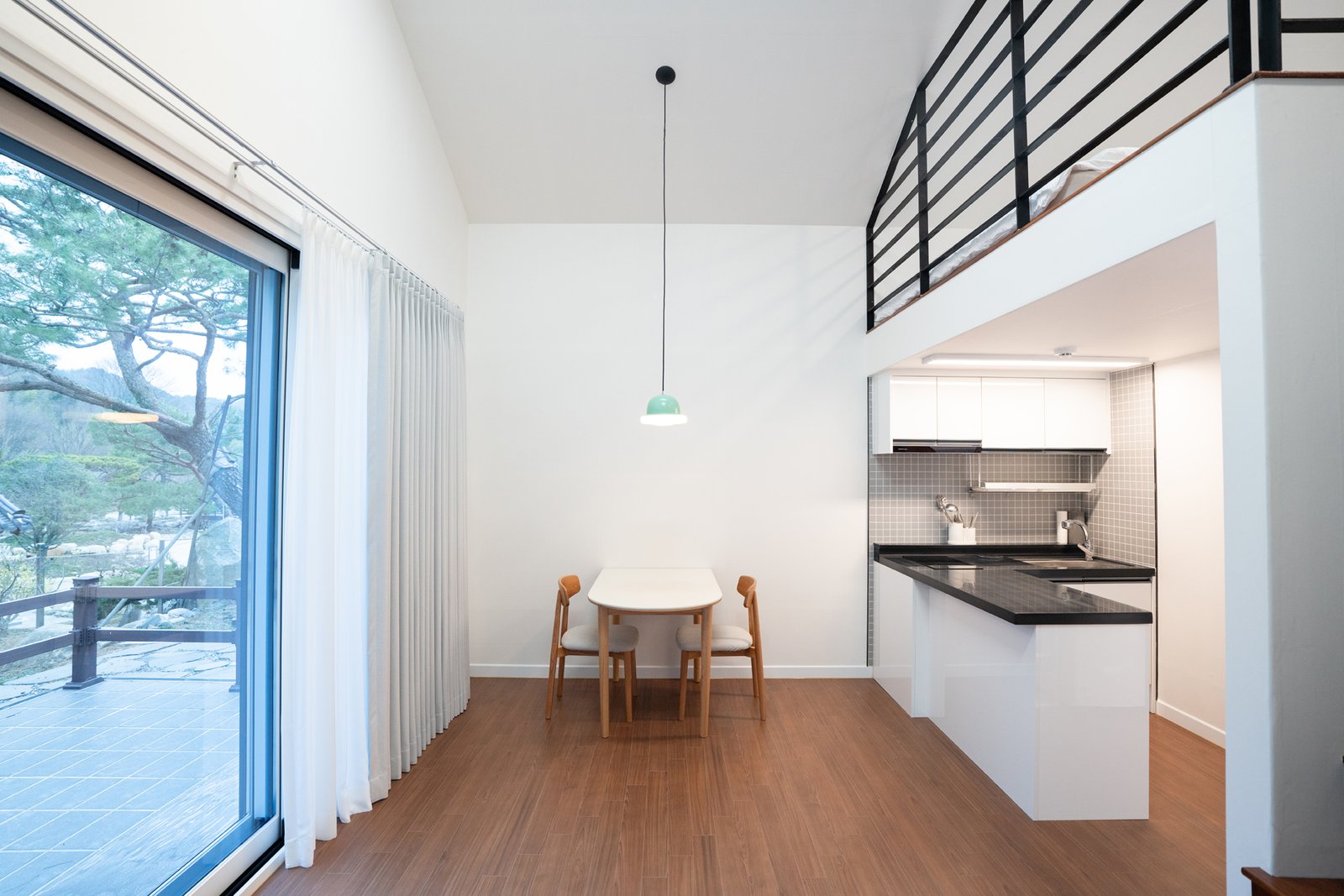 B동 거실 식탁 전경