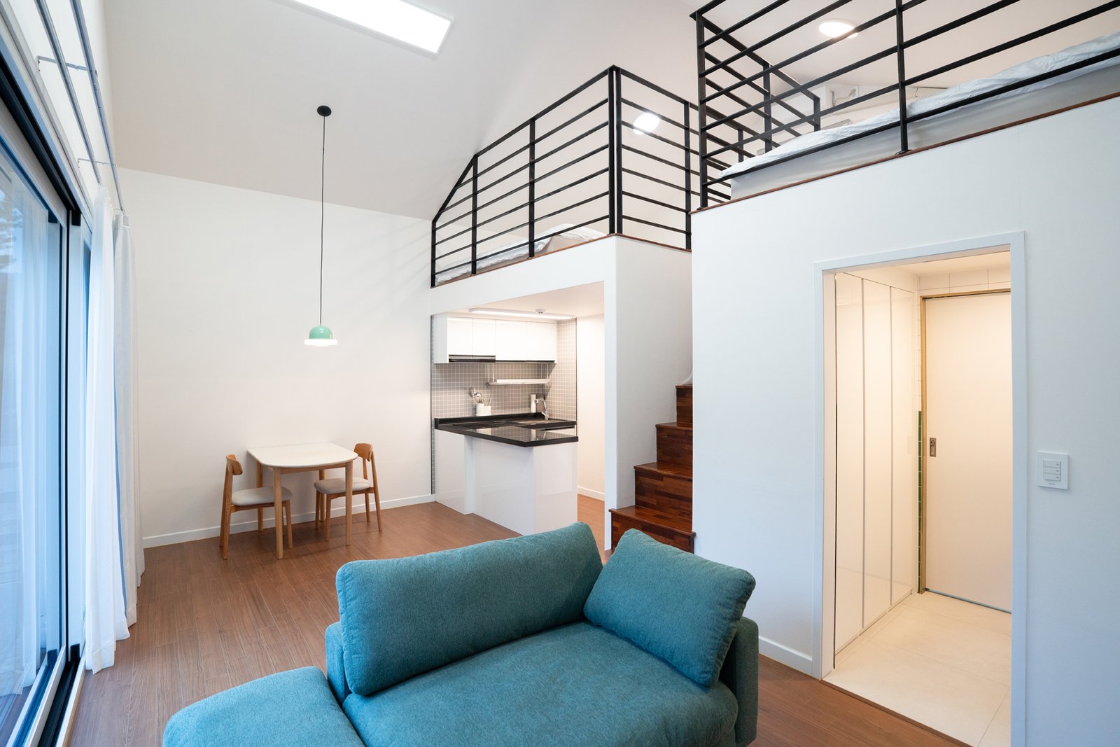 B동 거실 소파와 복층