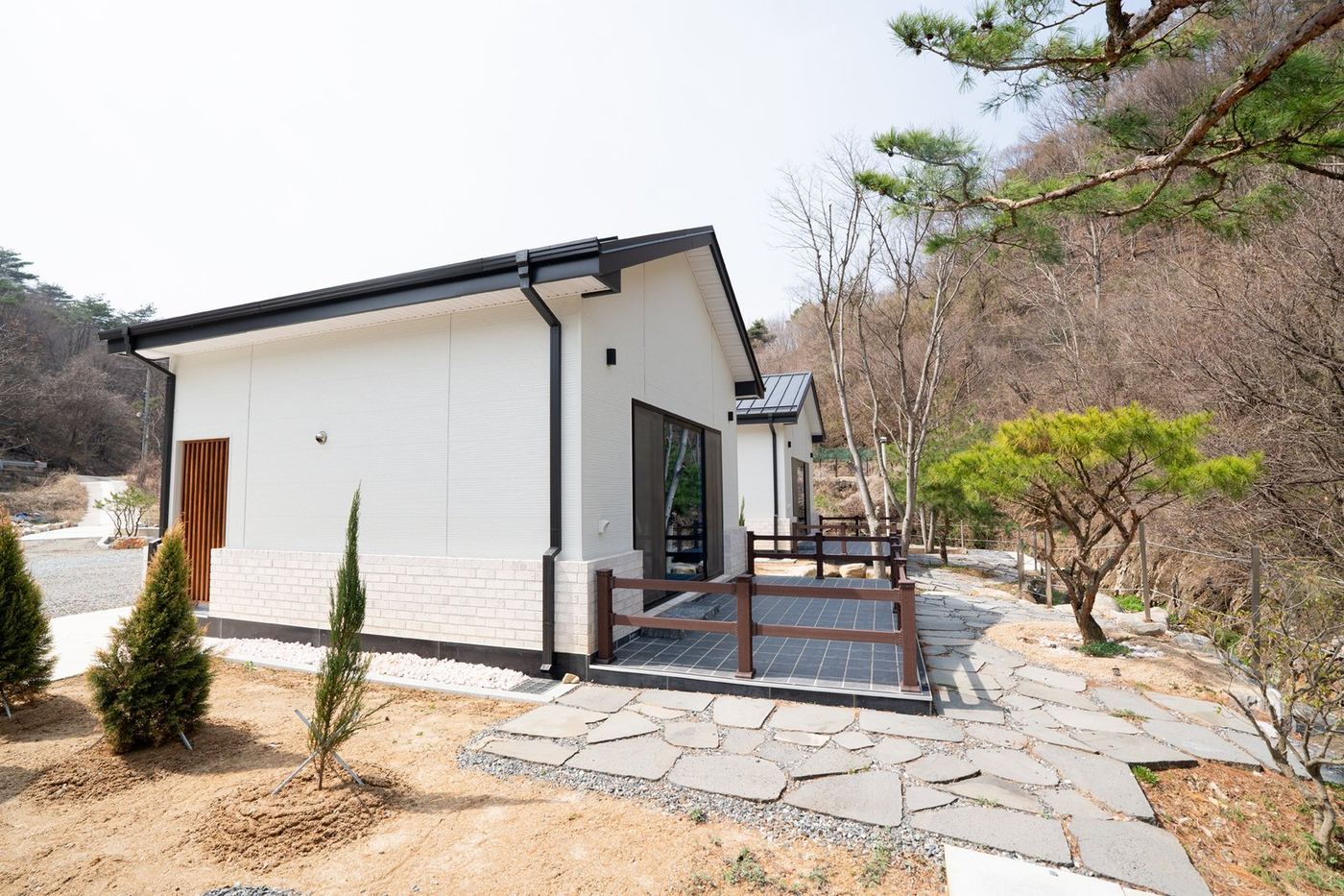 B동 건물과 테라스