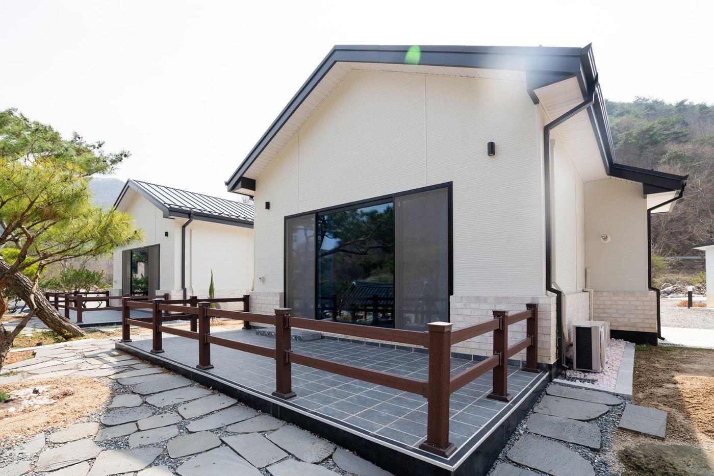 B동 건물과 정원