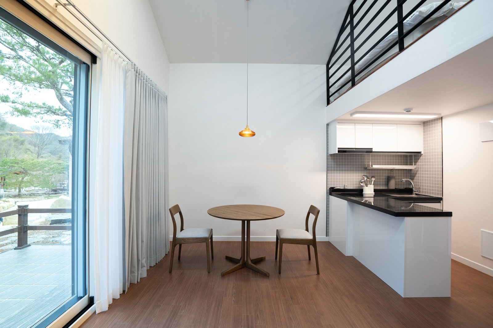 C동 식탁과 주방 전경