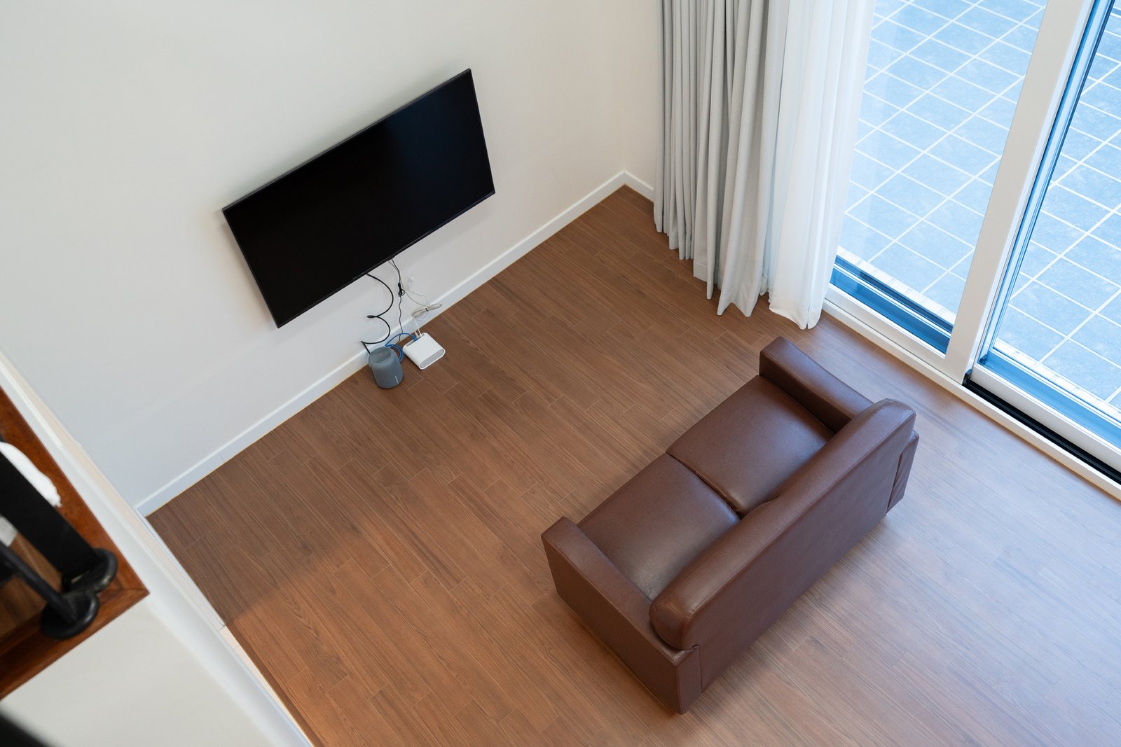 C동 소파와 TV 위에서 내려다본 모습