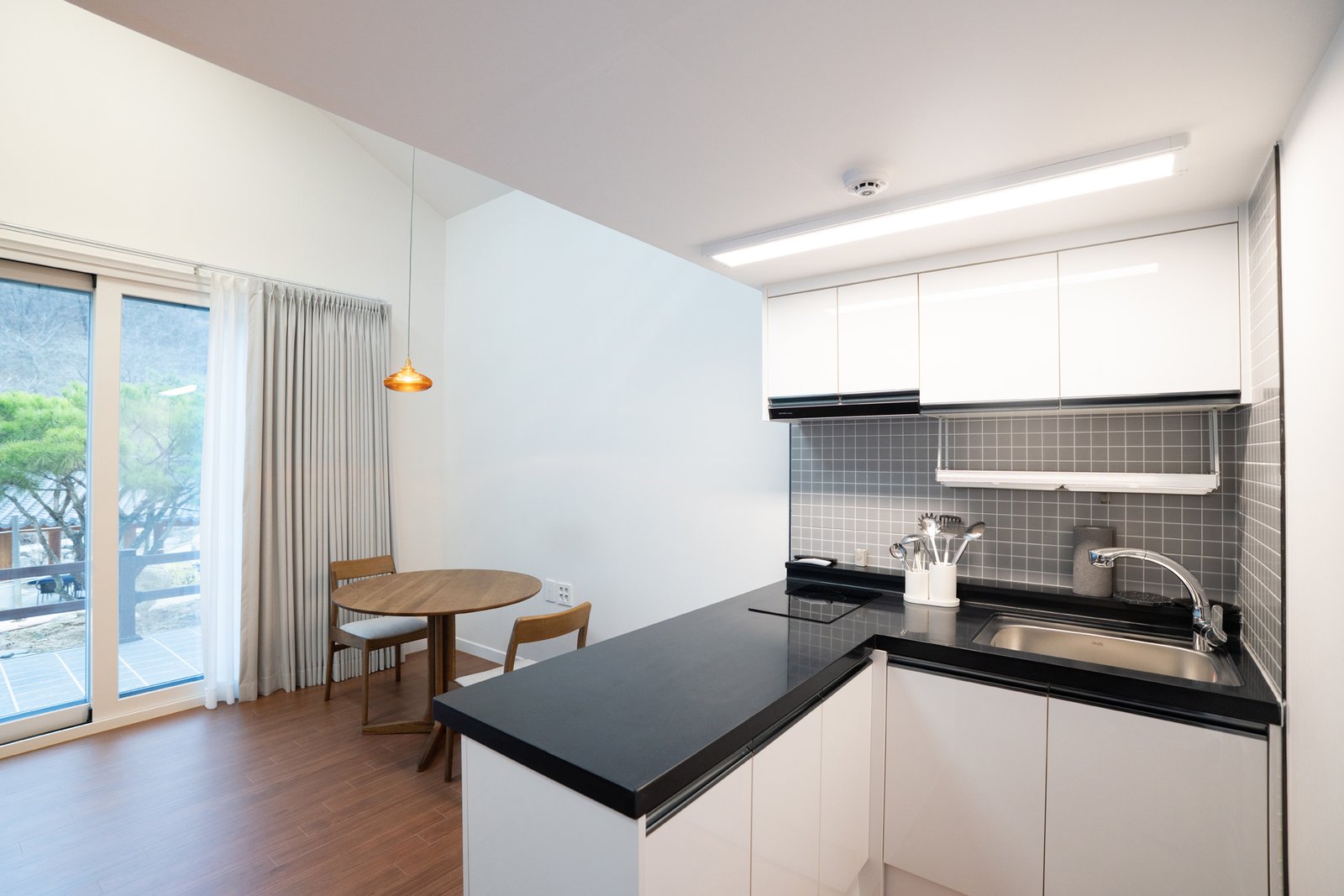 C동 주방과 식탁