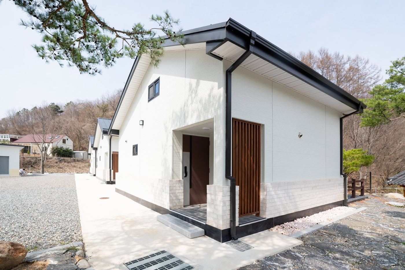 C동 건물과 테라스