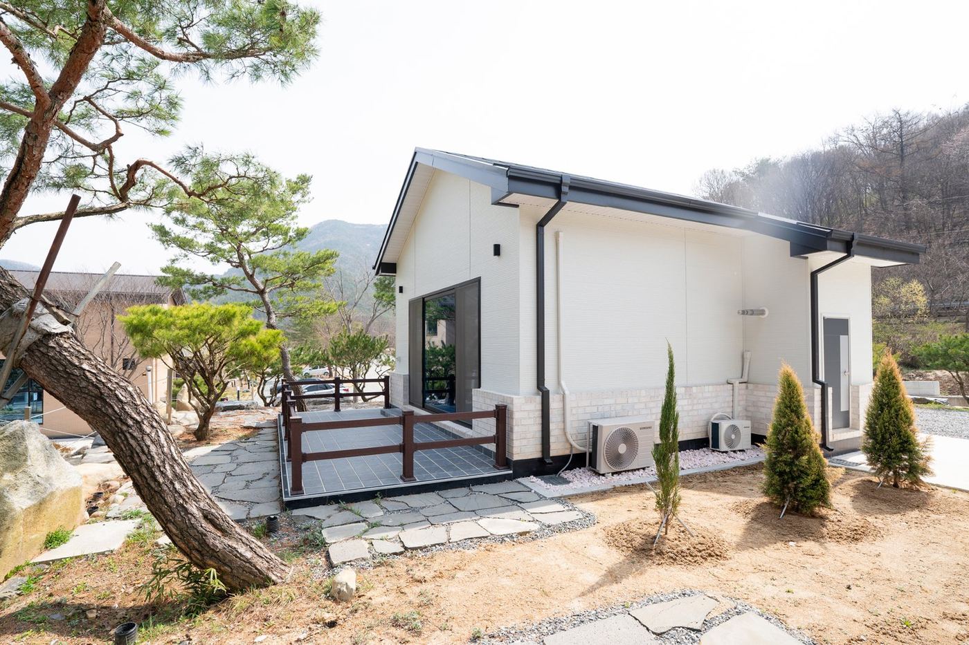 C동 건물과 정원