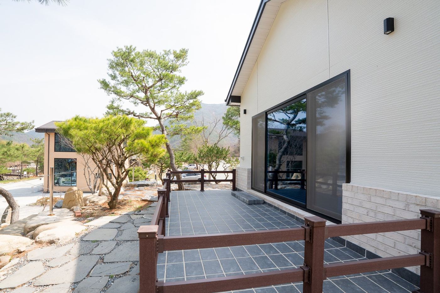 C동 건물 외관 소나무