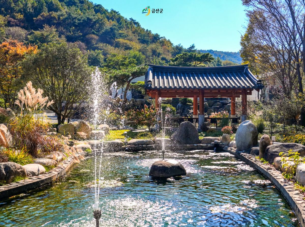 카페 정원 분수와 정자